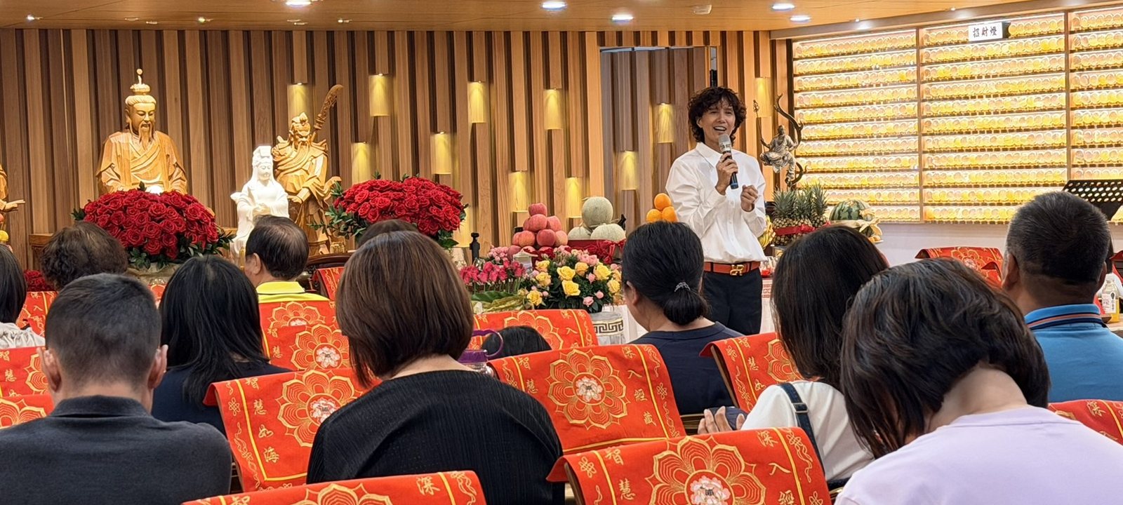 黃郁玲老師於法會中與信眾分享